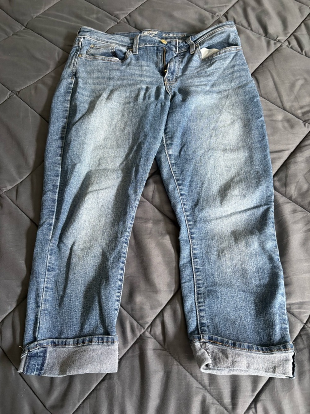 Levi’s Signature Mid-Rise Capri Jeans in Faded Blue